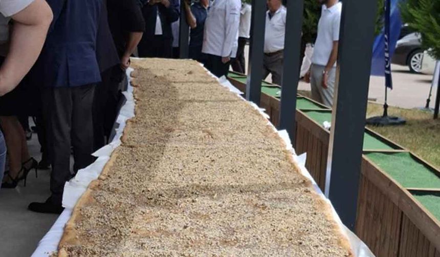 Denizli’de 12 metre 30 santimetreyle dünyanın en büyük ballı, cevizli tahinli pidesi yapıldı