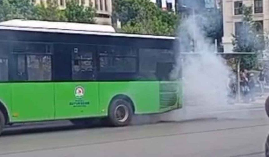 Denizli'de seyir halindeki halk otobüsünü kaplayan dumanlar korku dolu anlar yaşattı