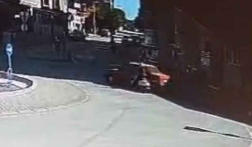 Aniden kavşağa giren otomobil, kadın motosiklet sürücüsüne çarptı