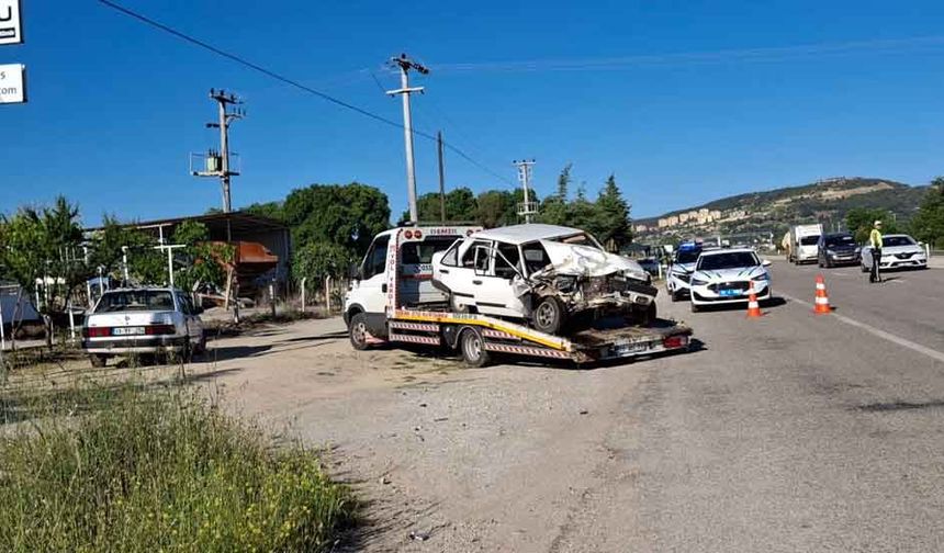 Kale'de Tütün işçilerini taşıyan otomobil, hafif ticari araçla kafa kafaya çarpıştı; 6 yaralı