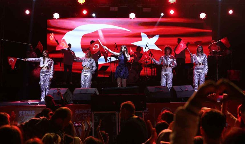 Şarkıcı Melis Fis Merkezefendi'yi Coşturdu