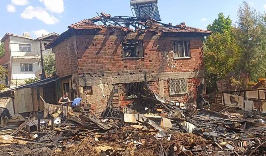 Tutuşan perde onca yıllık emeklerini küle çevirdi