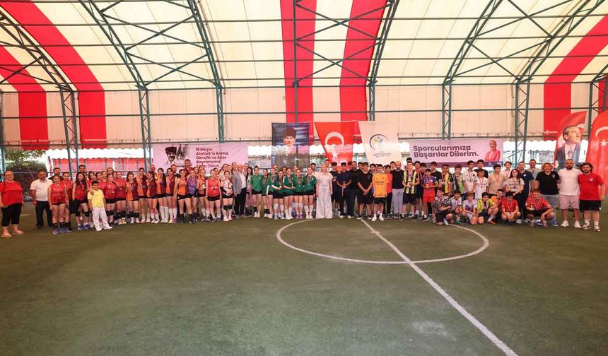 Merkezefendi turnuvalarında dereceye giren genç sporculara ödülleri takdim edildi