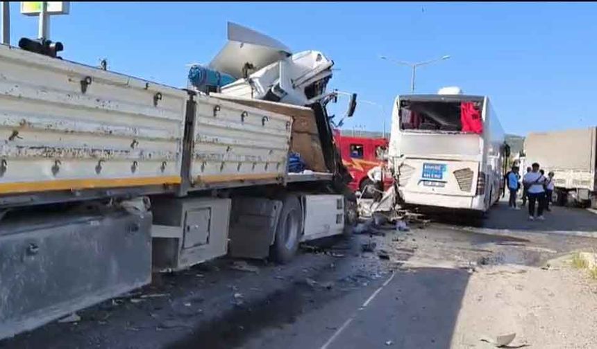 Tır, kırmızı ışıkta bekleyen otobüs ve otomobile çarptı: 6 yaralı