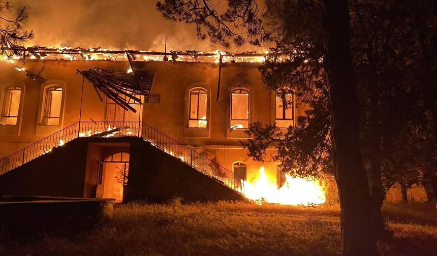 Denizli'de Cumhuriyet'in ilk yıllarından kalma ilkokul kül oldu