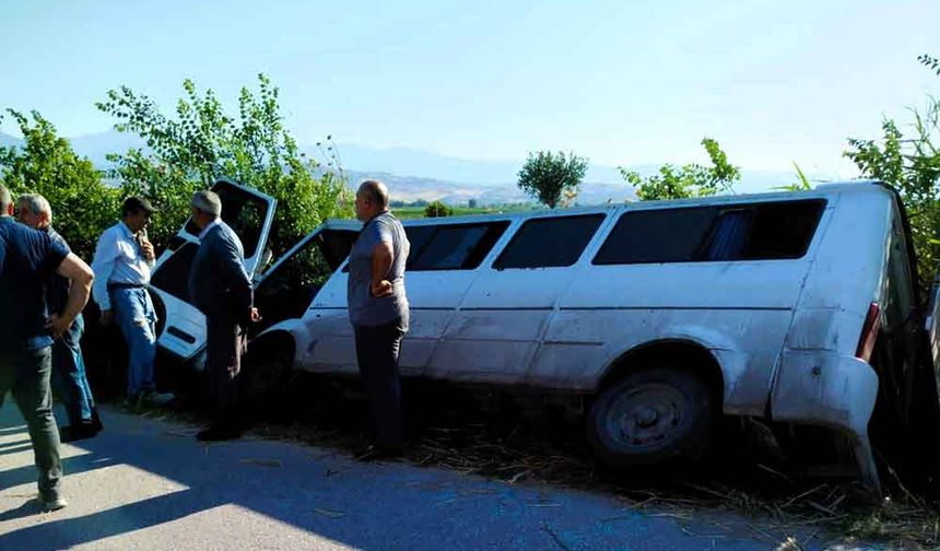 Yoldan çıkan işçi servisi sazlıkların arasına devrildi: 6 yaralı