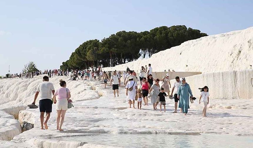 Pamukkale bayramda ziyaretçi akınına uğradı