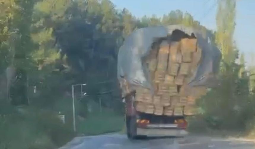 Denizli'de Saman Yüklü Kamyonun Tehlikeli İlerleyişi Kameralara Yansıdı