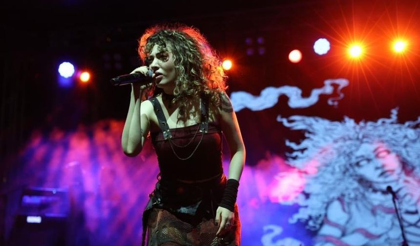 Sena Şener, 27. Çivril Elma Festivalinde Unutulmaz Bir Gece Yaşattı