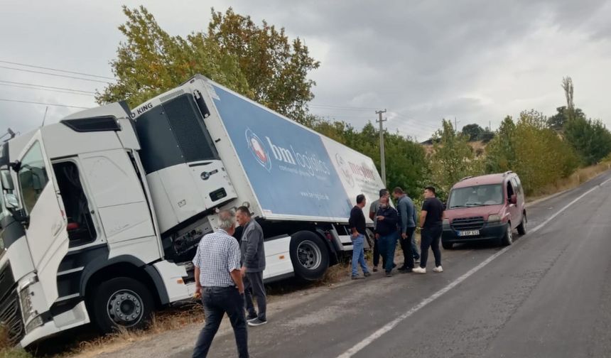 Buldan'da Yağışta yoldan çıkan tır şarampole girdi