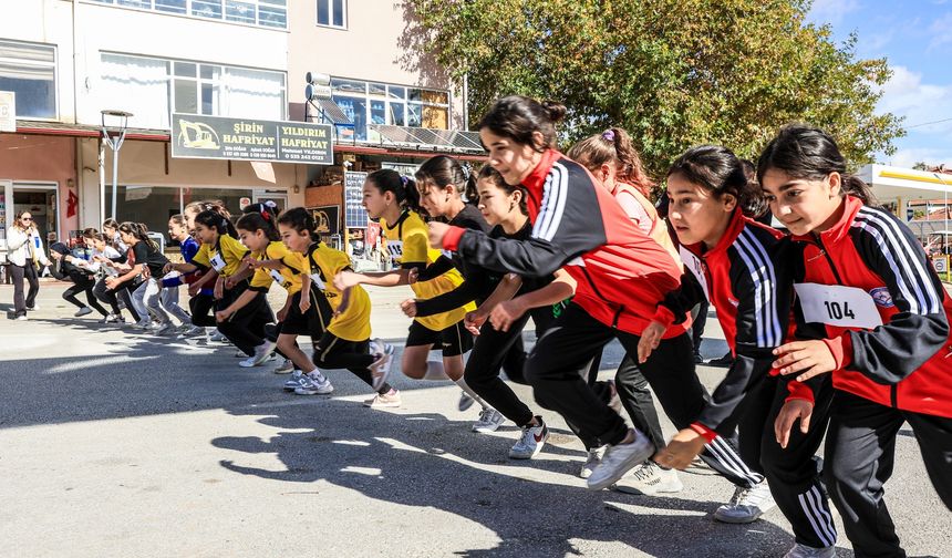 Çamelili çocuklar cumhuriyete koştu