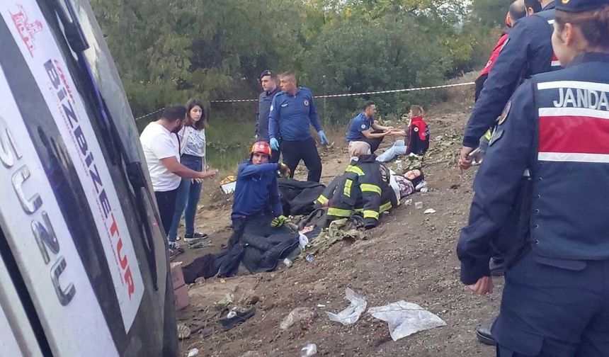 İzmir’den Buldana ziyarete gelen tur otobüsü dönüş yolunda şarampole yuvarlandı, çok sayıda yaralı olduğu öğrenildi