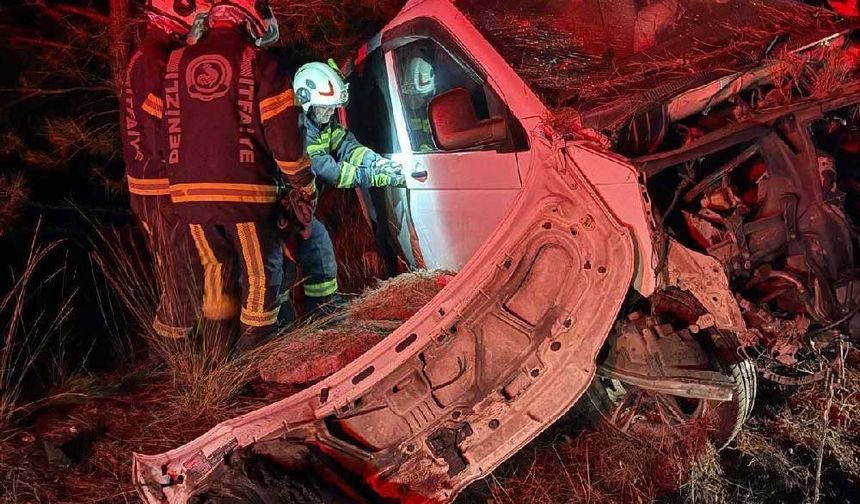 İki gence mezar olan araç hurdaya döndü