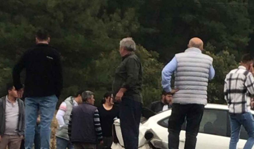 Kamyonet ile otomobilin çarpıştığı kazada 5 kişi yaralandı