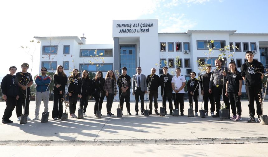 Denizli’de okul bahçesinde fidanlar toprakla buluştu