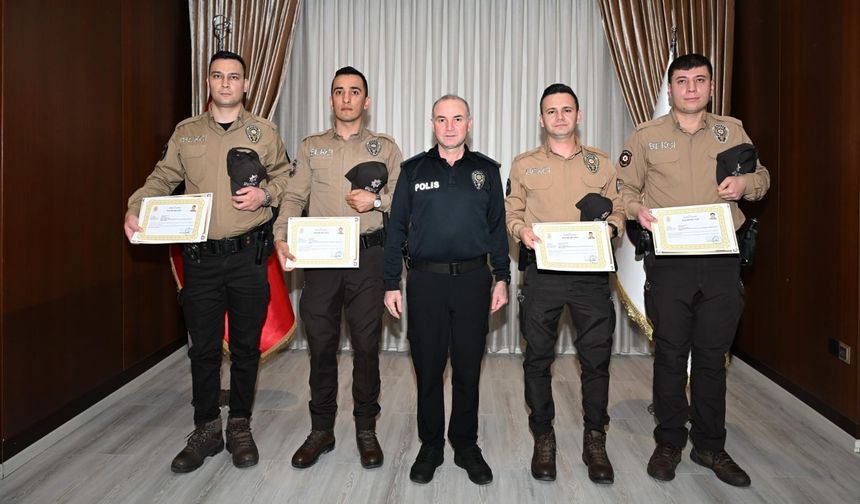 Denizli'de zehir taciri ve aranan şahsı yakalayan mahalle bekçileri ödüllendirildi