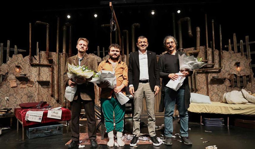 Şehir Tiyatrosu 'Sığıntılar' oyunu ile sanatseverleri bir araya getirdi