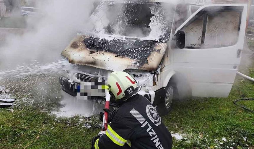 Park halindeki minibüs alevlere teslim oldu