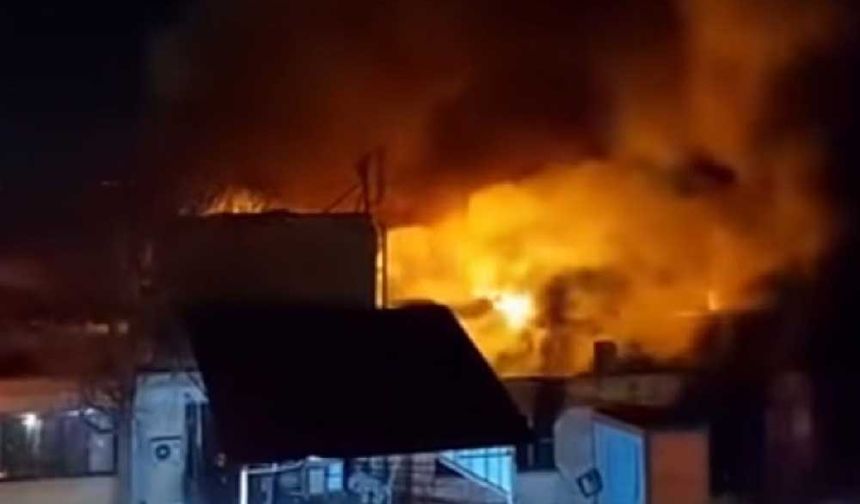 Fabrika yerleşkesinde çıkan yangında 6 işyeri zarar gördü