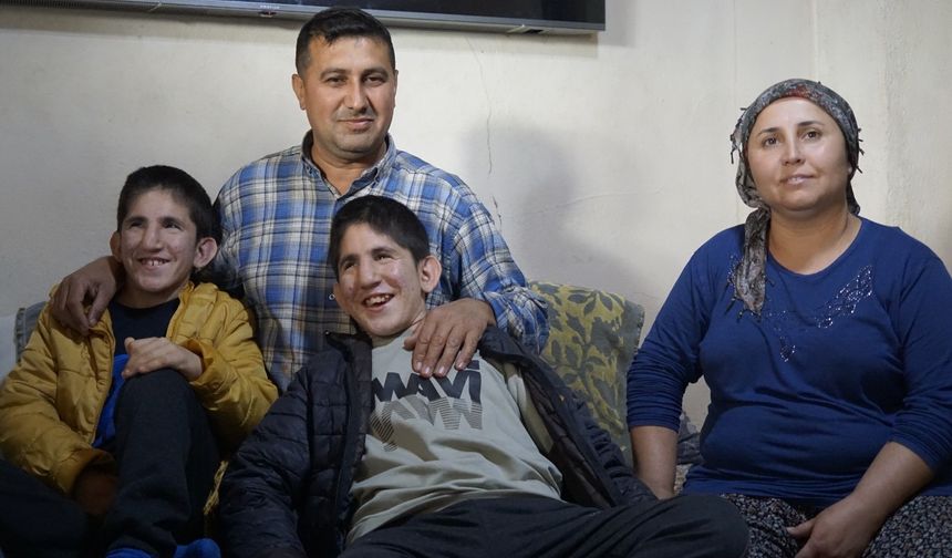 13 yaşındaki ikizler Kromozom 4q Delesyon Sendromu ile mücadele ediyor