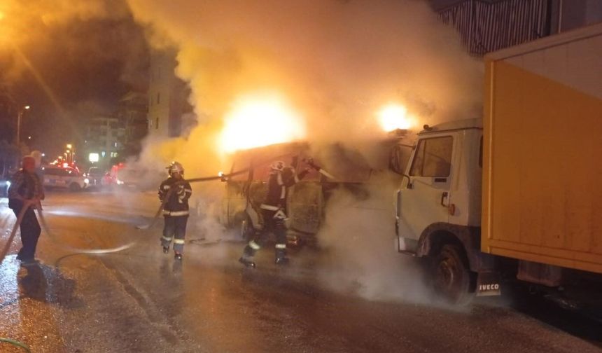 Denizli'de Park halindeki minibüs alev aldı