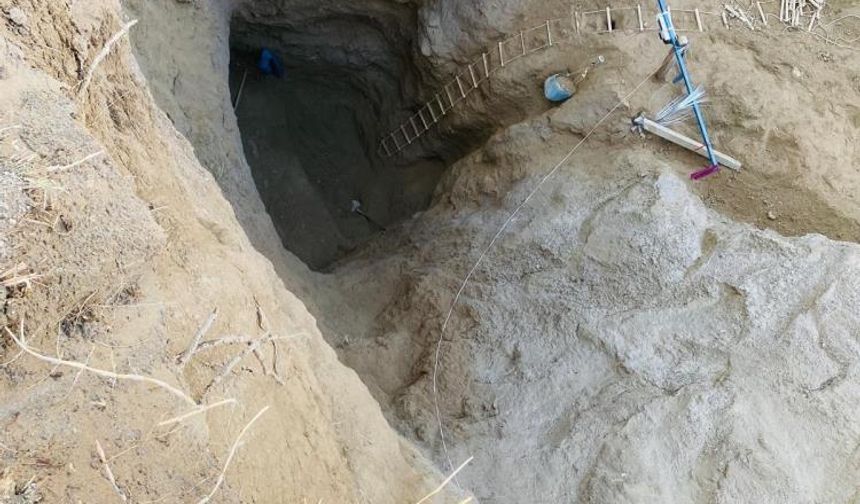 Devasa çukur kazıp tarihi eser aradılar