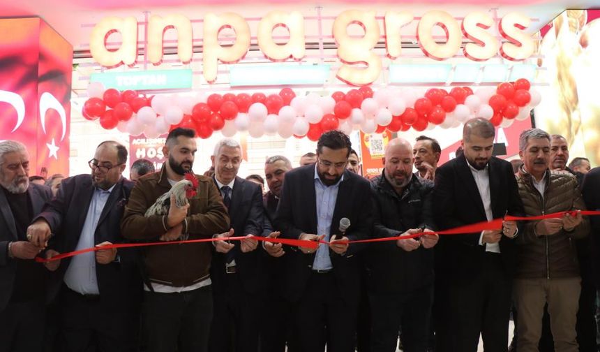 Denizli’de zincir marketin indirimli açılışı geceden sabaha kuyruk oluşturdu