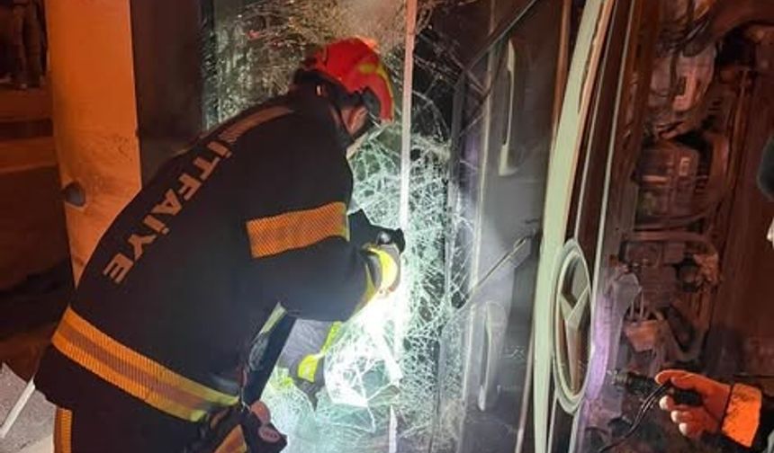 Tır ile otomobilin çarpıştığı kazada tır yan yattı; 2 yaralı