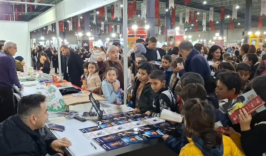 Engelsiz yazar okuyucularıyla bir araya geldi