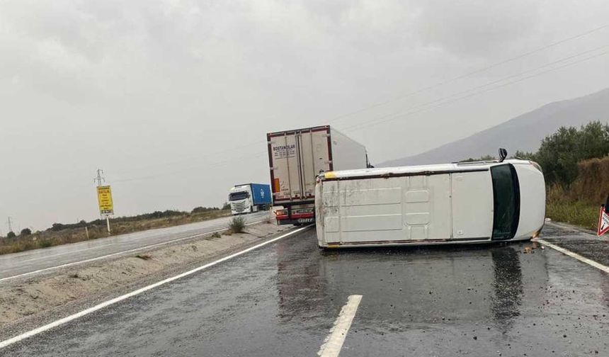 Kontrolden çıkan minibüs devrildi; 1 yaralı