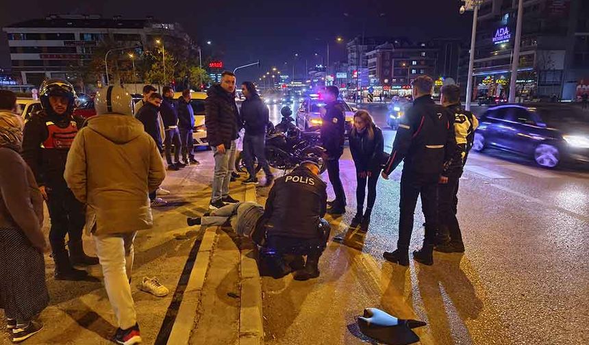Direksiyon kontrolüne kaybeden motosiklet sürücüsü yön tabelasına çarptı; 2 yaralı