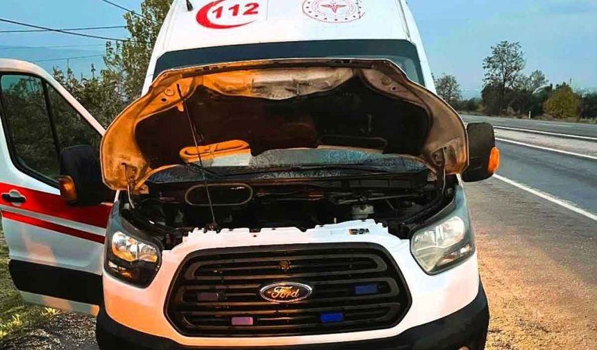 Seyir halindeki ambulans alev aldı