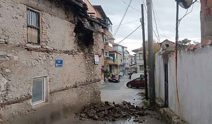 Denizli’de metruk kerpiç binanın duvarı çöktü