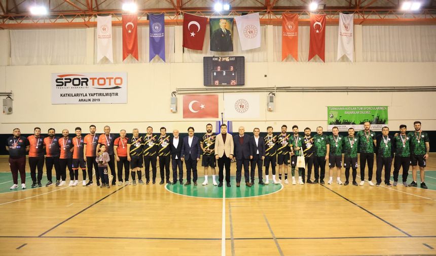 Voleybol Turnuvasında dereceye giren takımlara madalya ve kupaları düzenlenen törenle takdim edildi.