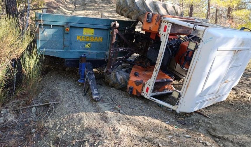 Devrilen traktör sürücüsü itfaiye tarafından kurtarıldı