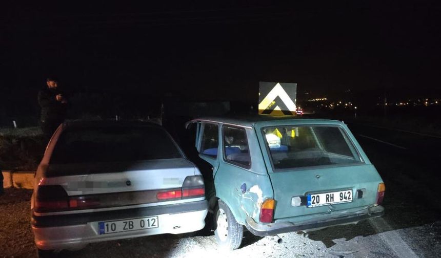 Buldan’da iki otomobil çarpıştı; 2 yaralı