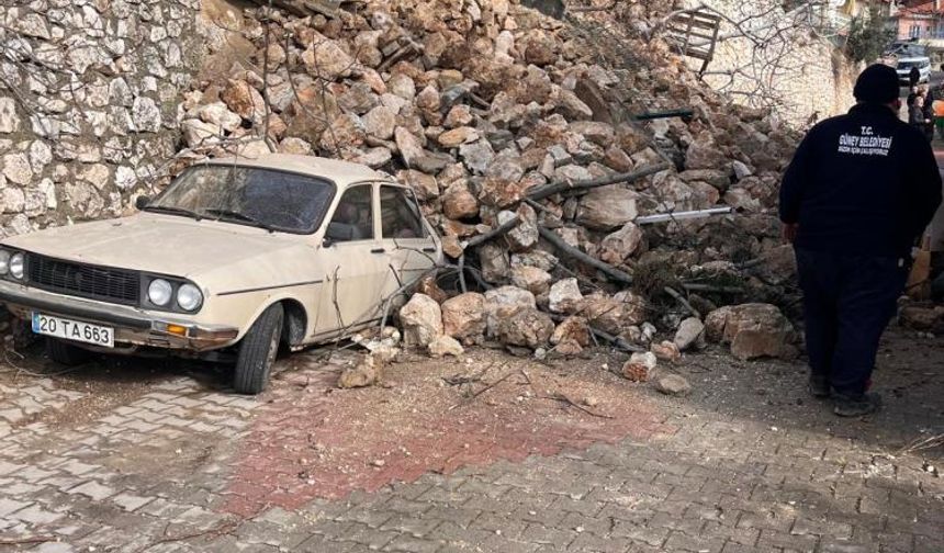 Çöken istinat duvarı iki aracı yuttu