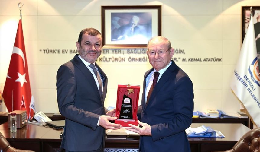 Başkan Çavuşoğlu’na “Ege’nin En Başarılı Büyükşehir Belediye Başkanı” Ödülü