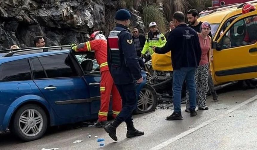 İki aracın kafa kafaya çarpıştığı kazada 2 yaşındaki çocuk hayatını kaybetti: 6 yaralı