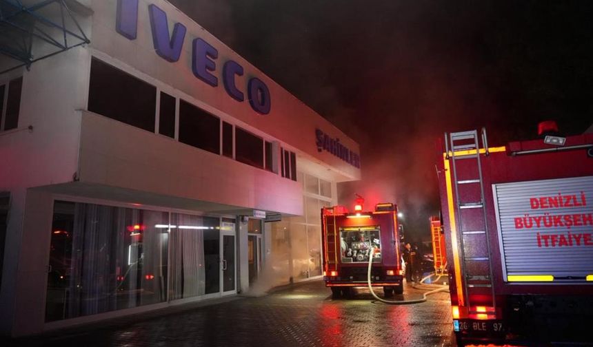 Yetkili otomotiv servisi deposunda korkutan yangın