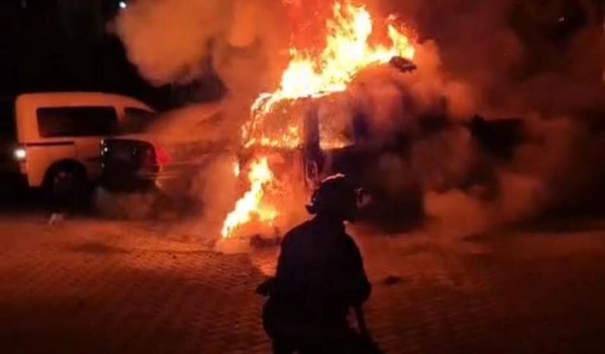 Denizli’de park halindeki araç alev alev yandı