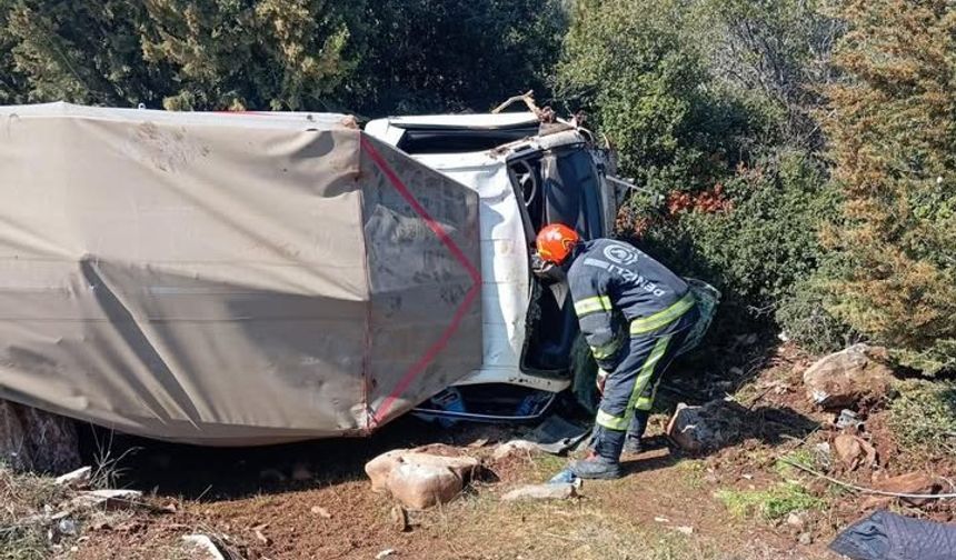 Tavas’ta Devrilen Kamyonette 2 Kişi ve 10 Küçükbaş Kurtarıldı