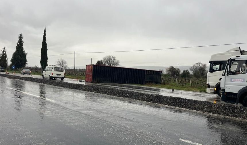 Denizli’de kayganlaşan yolda tırın dorsesi yola savruldu