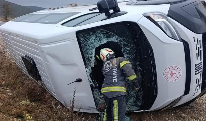 Tavas’ta servis aracı yan yattı; 9 yaralı