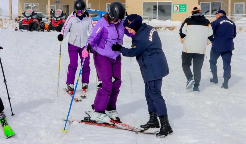 JAK şehit ve gazi çocuklarına kayak eğitimi verdi
