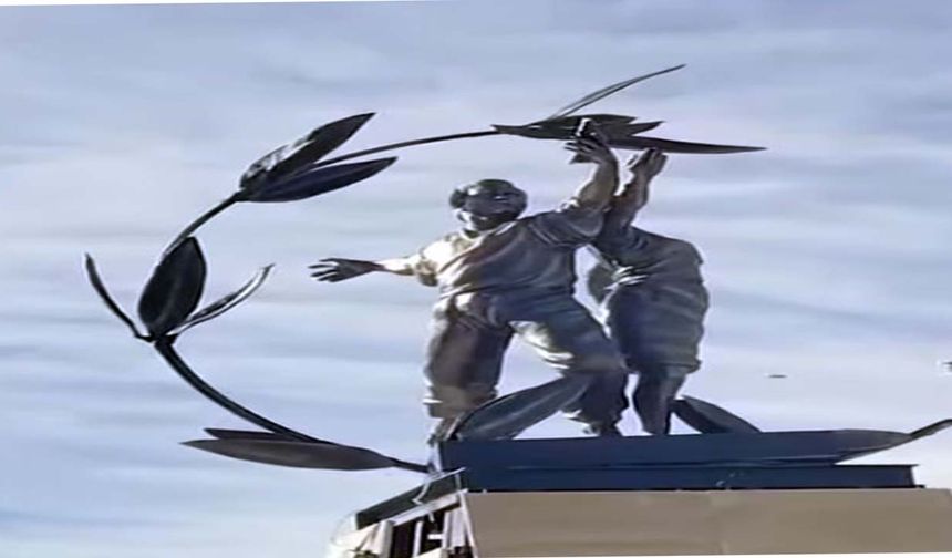 Demokrasi  Anıtı yerleştirilmeye başlandı