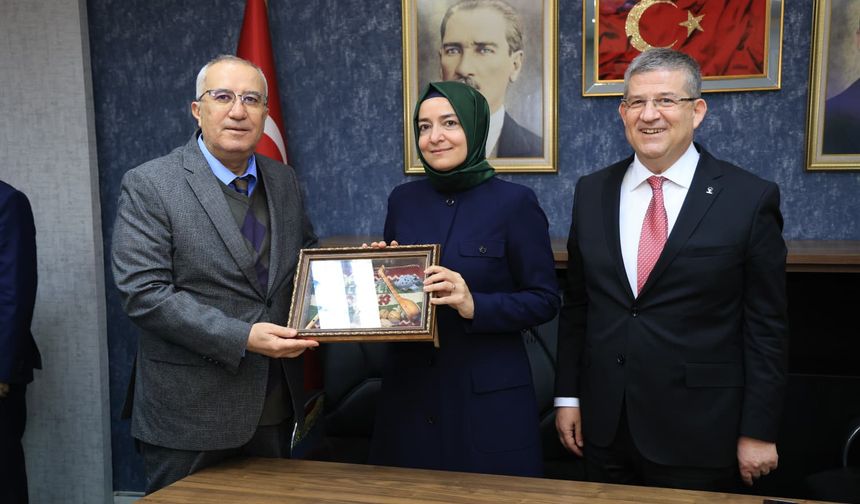 Başkan Arslan'dan Fatma Betül Sayan Kaya'ya anlamlı hediye
