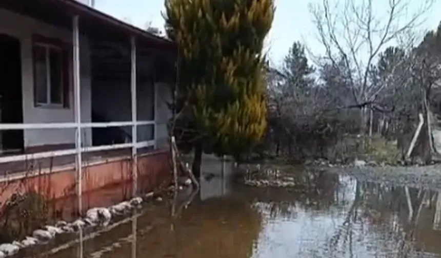 Su Sorunu Bitmiyor: Aile Gece 01.00’e Kadar Motorla Su Tahliye Etti