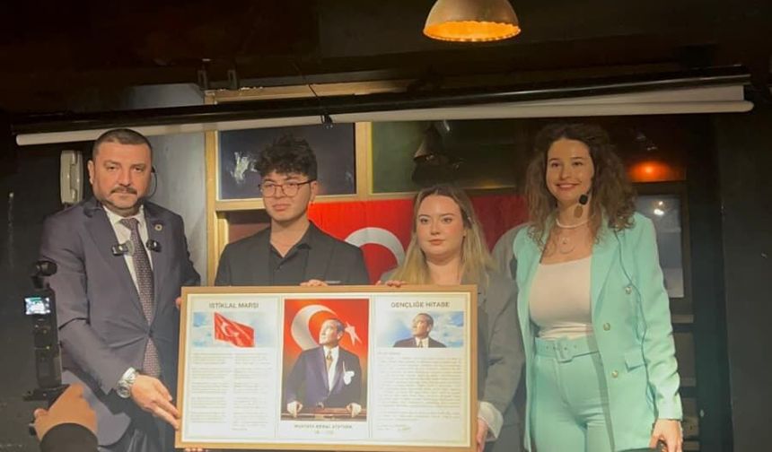 İyi Parti İl Başkanı Süleyman  Semerci 'ye  Öğrenciler  Atatürk  Portresi  Takdim  Etti