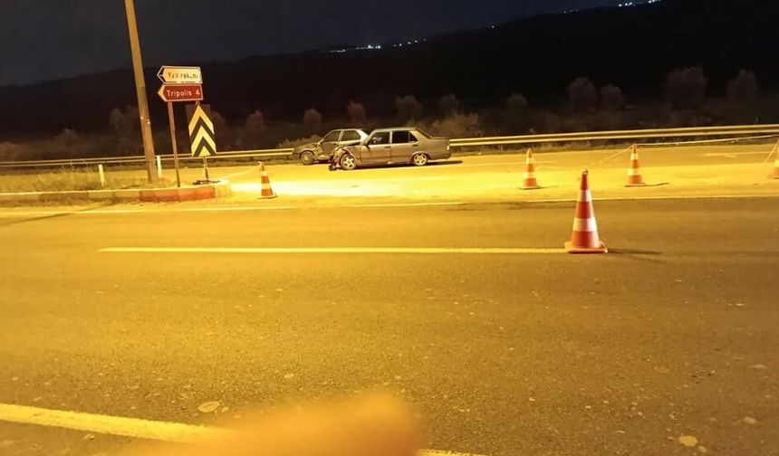 Buldan’da iki otomobil kavşakta çarpıştı; 1 yaralı